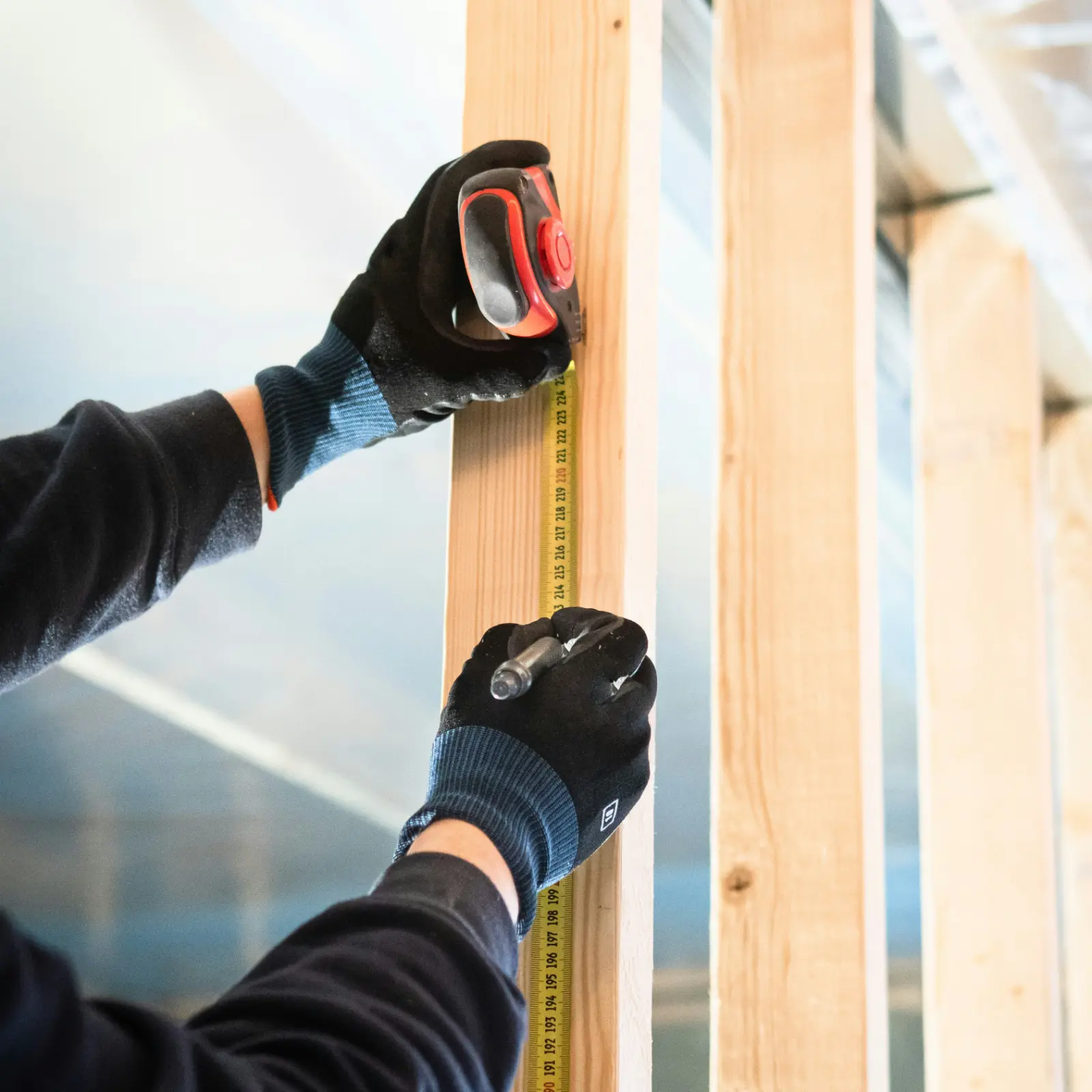 Ljus interiör med stora träfönster och varm materialkänsla